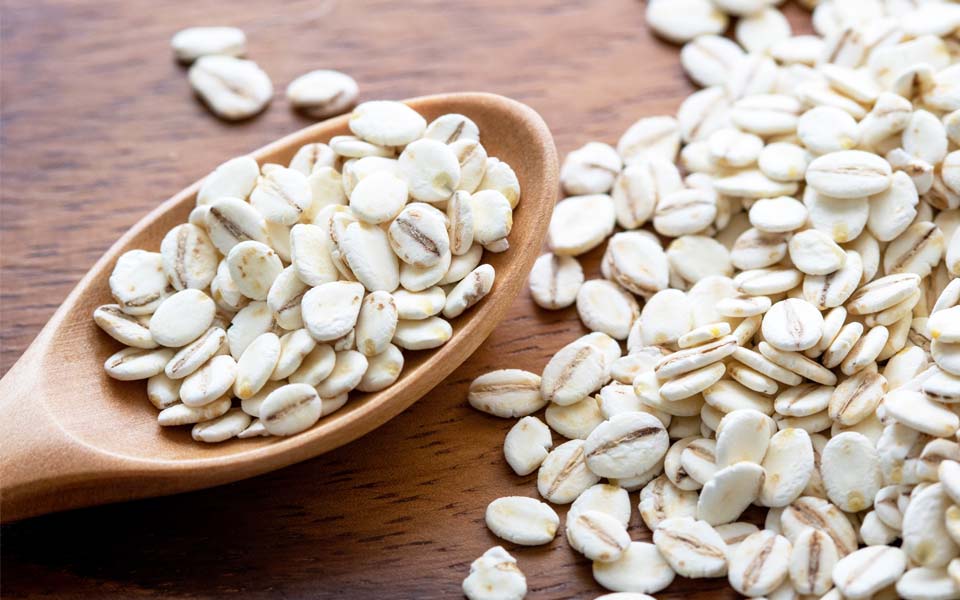 Rolled barley with spoon